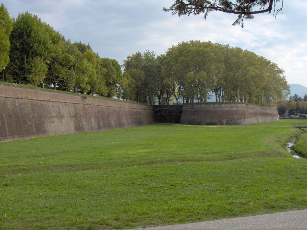 Mura di Lucca viste dal percorso pedonale.