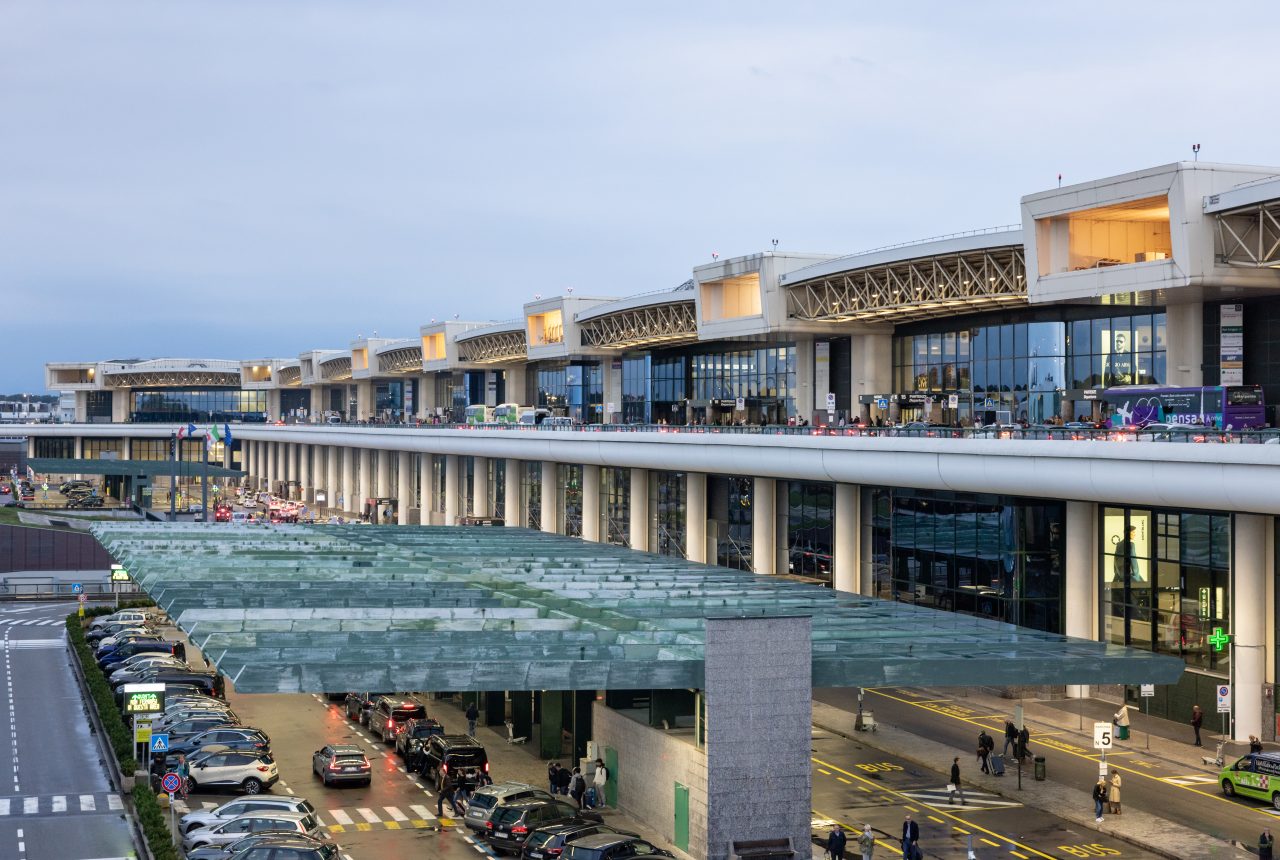 Torre e terminal dell aeroporto di Milano Malpensa.