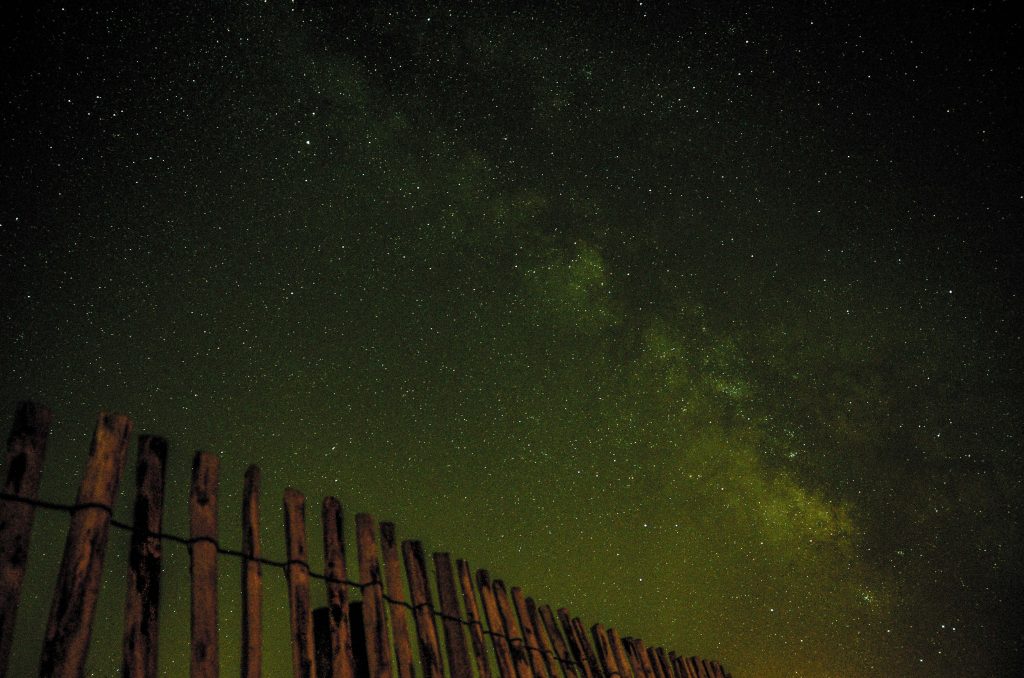 Cielo notturno stellato lontano dalle luci