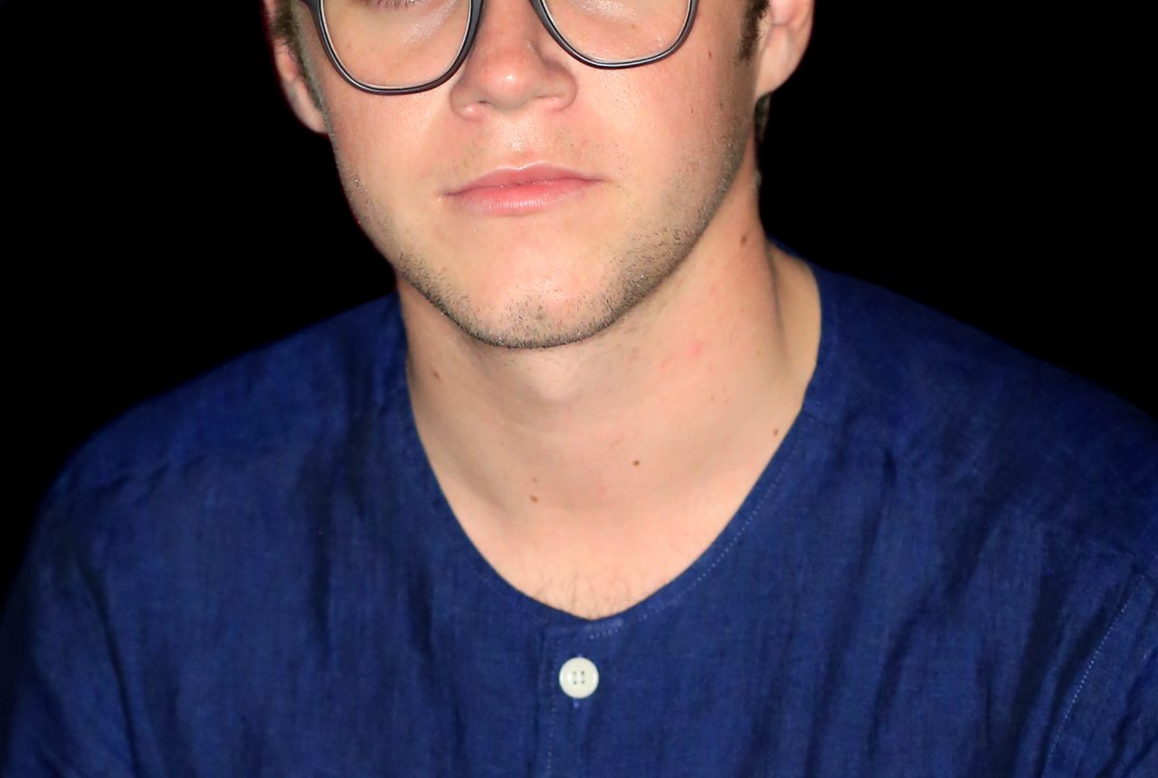 Niall Horan in un ritratto fotografico.