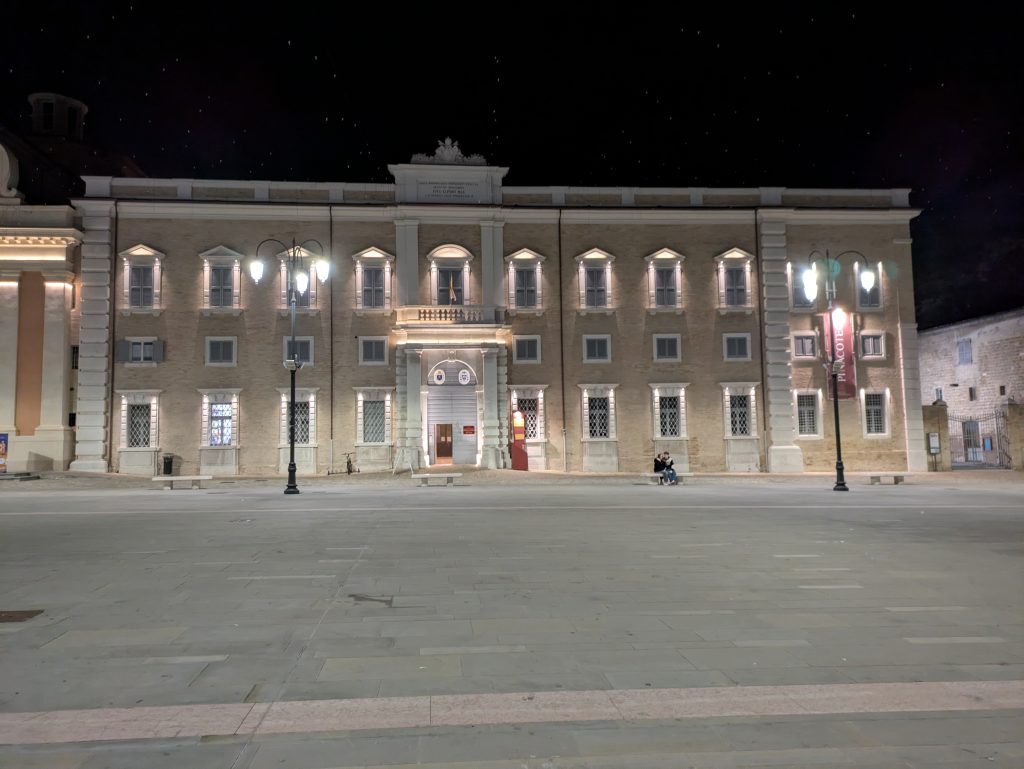 Piazza Garibaldi a Senigallia di sera