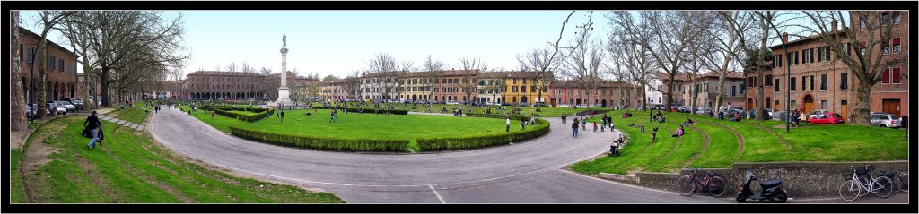 Piazza Ariostea a Ferrara vista panoramica.