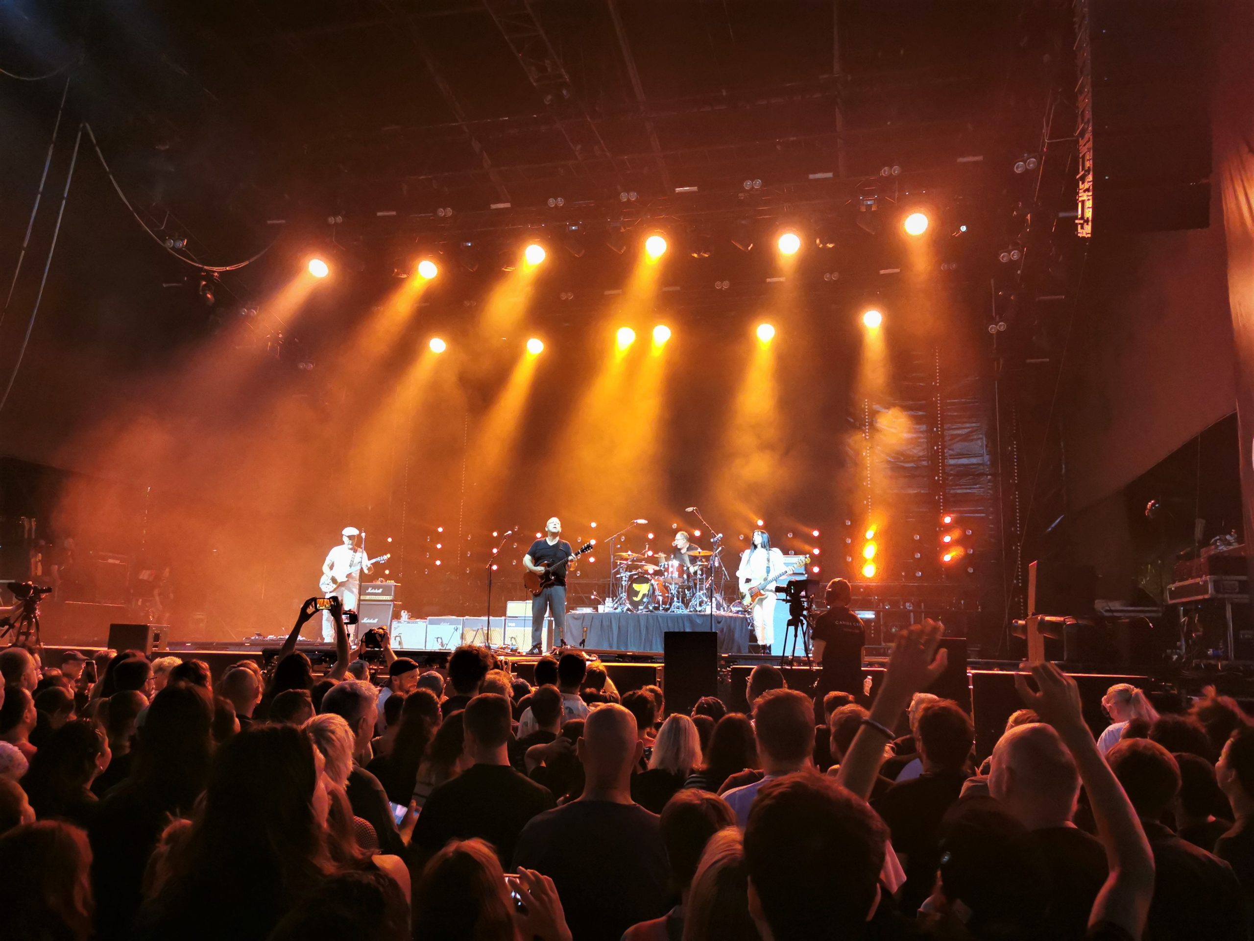 Pixies sul palco durante un concerto