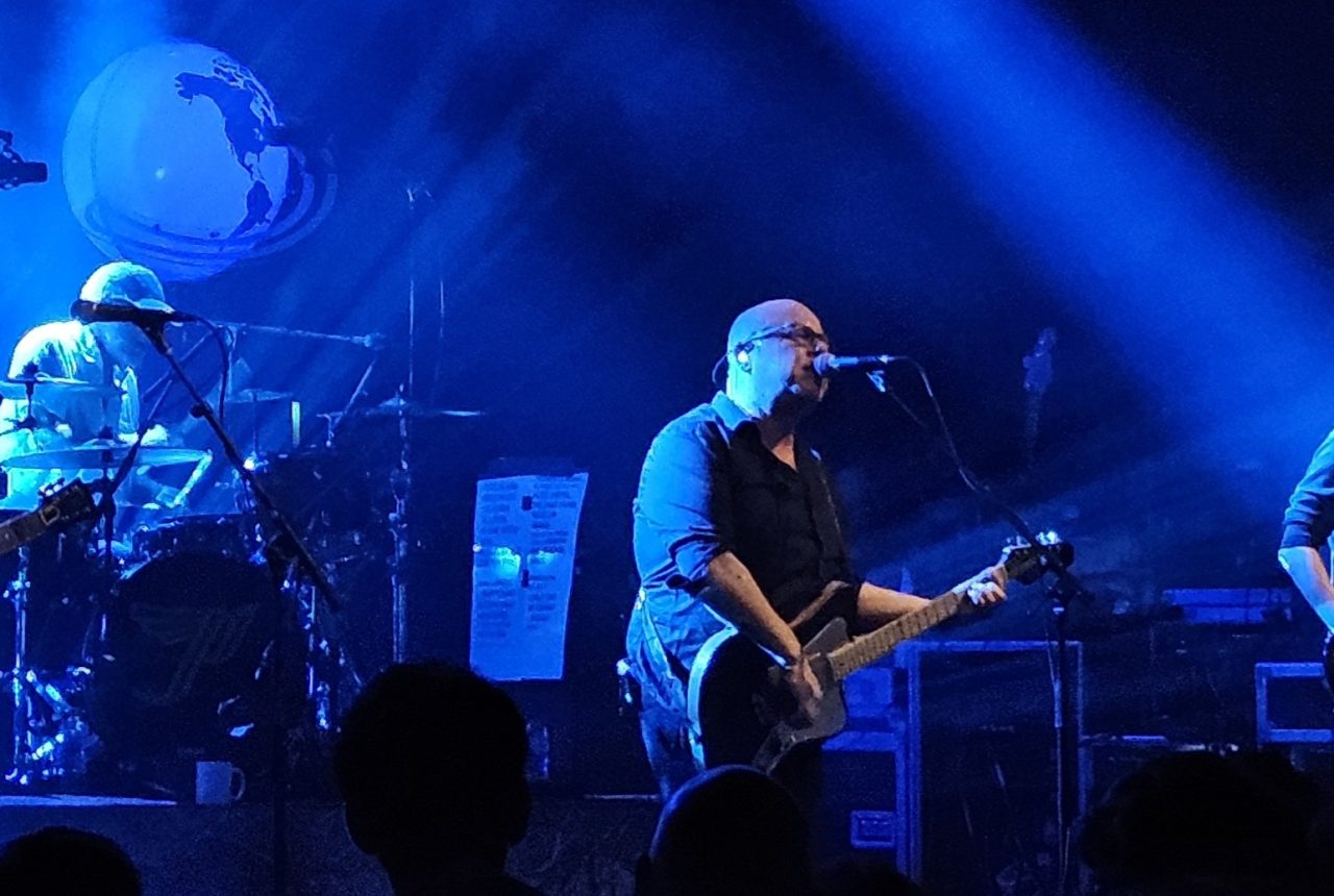 Pixies sul palco al Kentish Town Forum nel 2024
