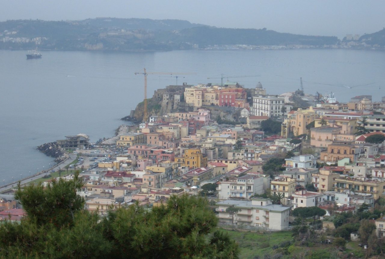 Veduta panoramica di Pozzuoli e del golfo.