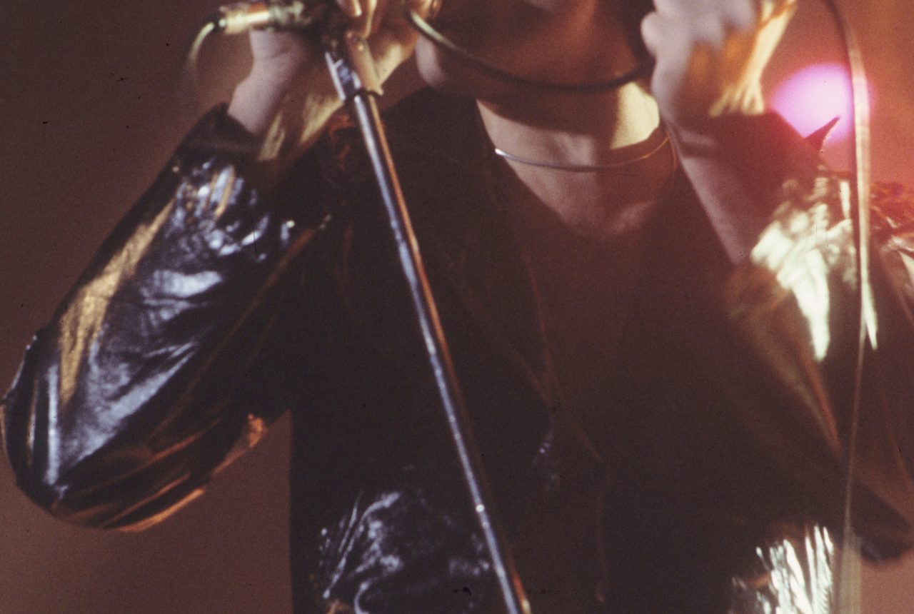 Freddie Mercury durante un concerto dei Queen nel 1977.