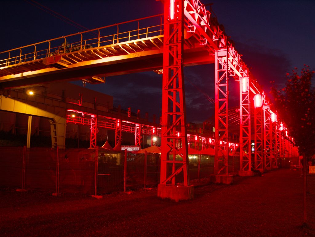 Il Carroponte a Sesto San Giovanni di sera.