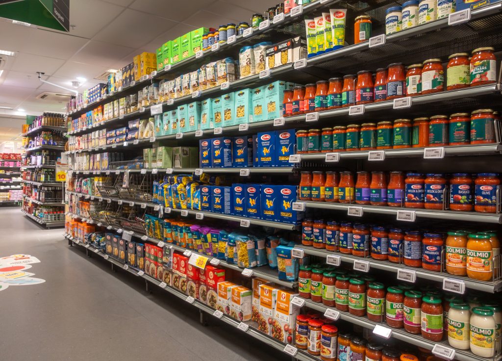 Scaffali di un supermercato generico
