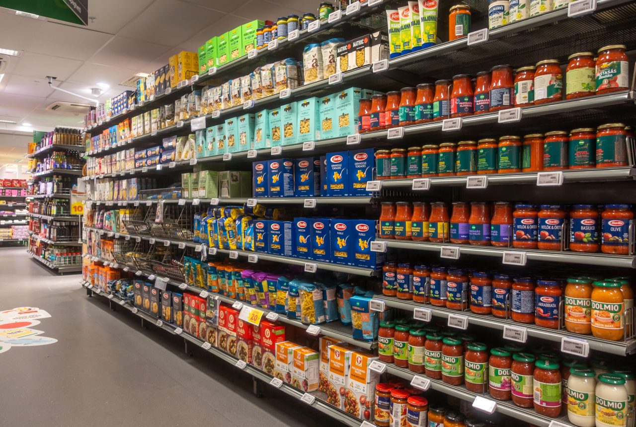 Scaffali di un supermercato generico