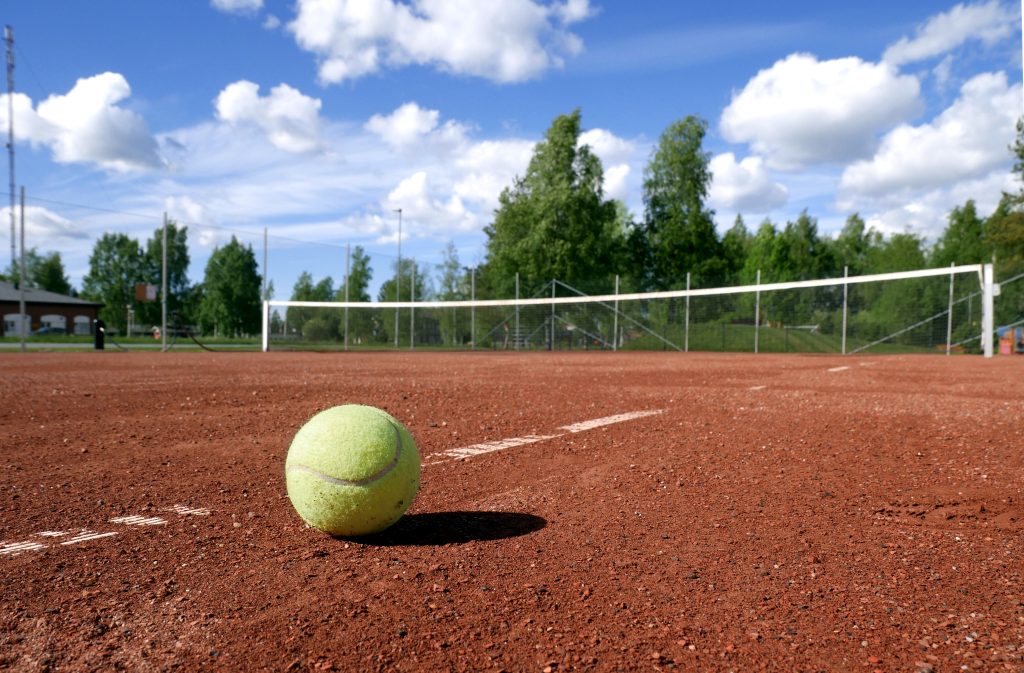 Pallina da tennis su un campo