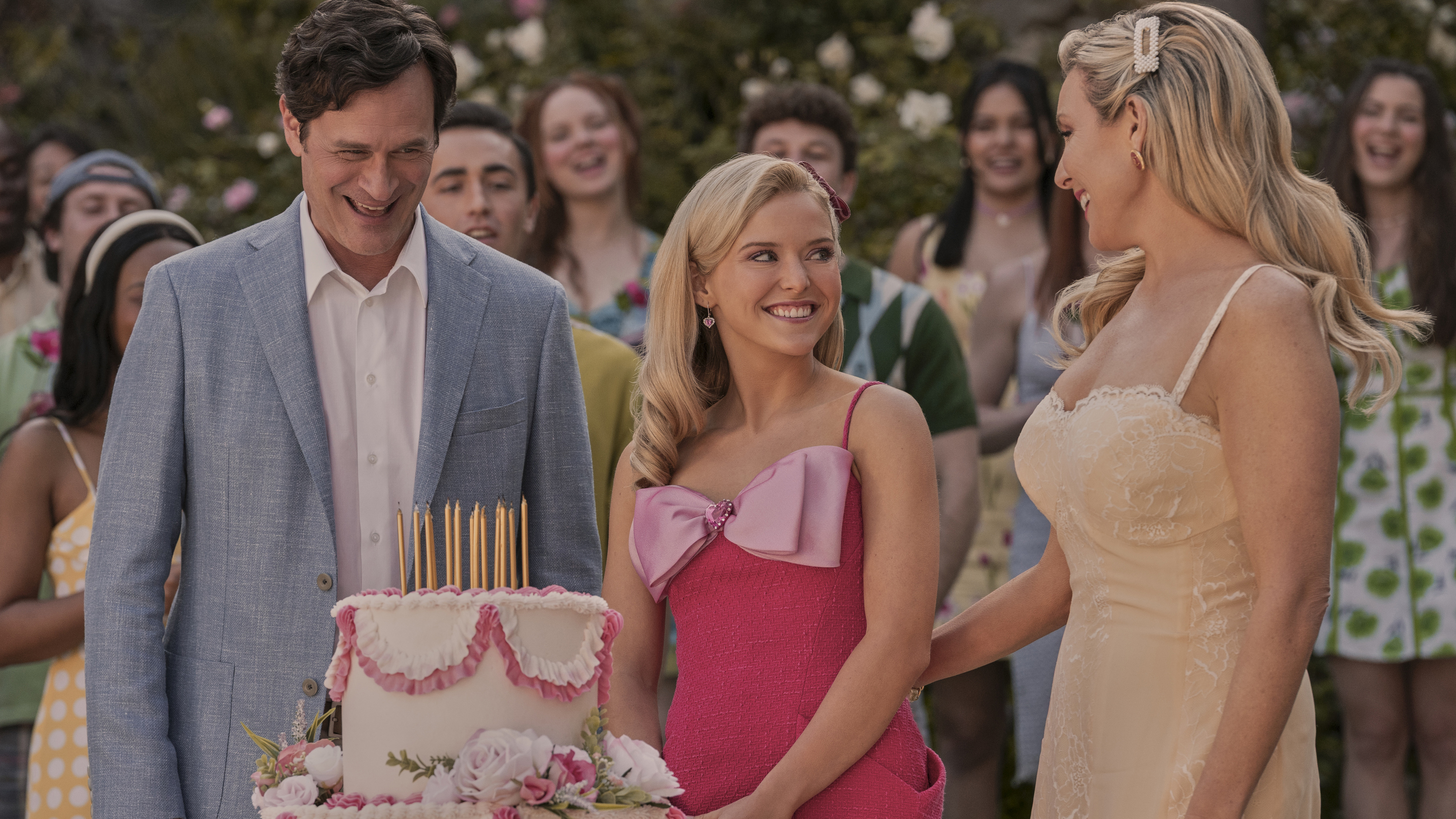 Cast della serie Elle su Prime Video in una scena di compleanno
