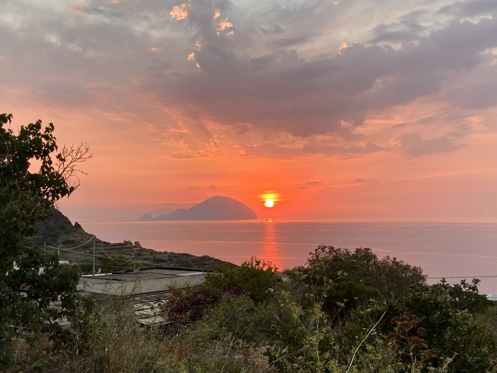 Salina e arcipelago delle Isole Eolie viste dal mare