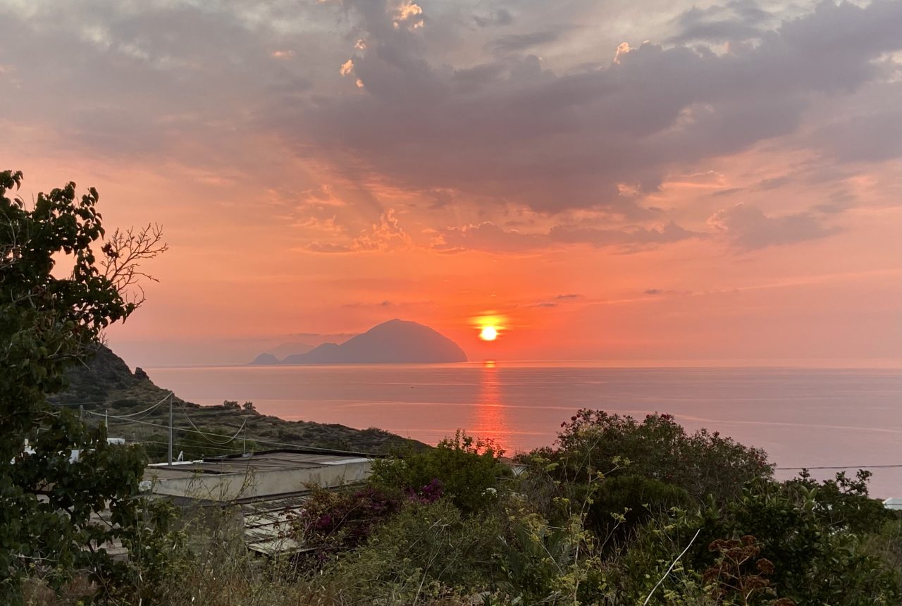 Salina e arcipelago delle Isole Eolie viste dal mare