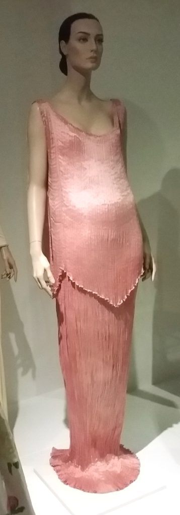 Abito Delphos rosa di Mariano Fortuny degli anni Venti