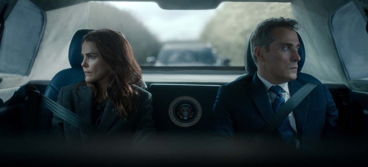 Keri Russell e Rufus Sewell in auto in The Diplomat