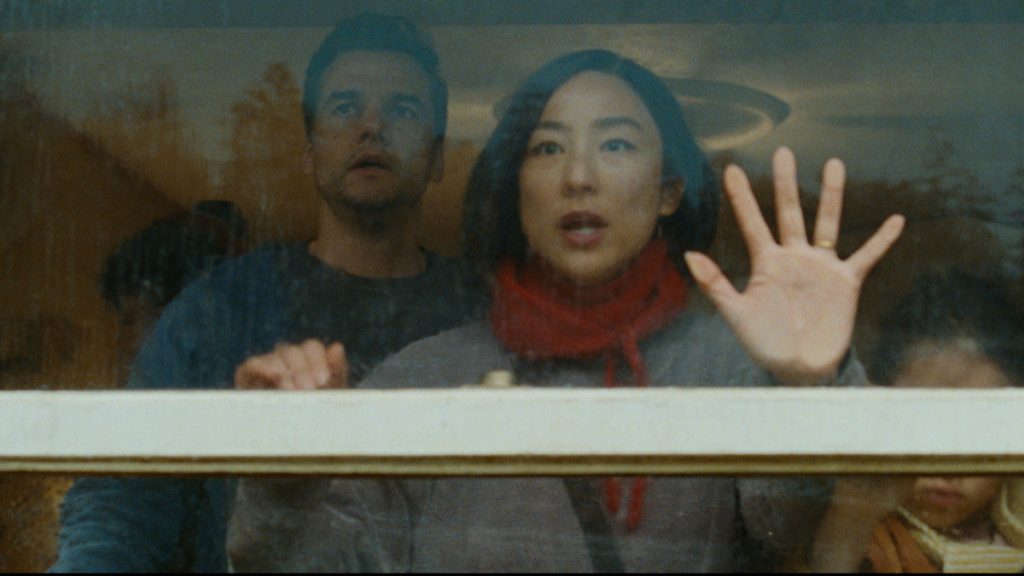 Greta Lee e Wagner Moura in The Last House su Netflix