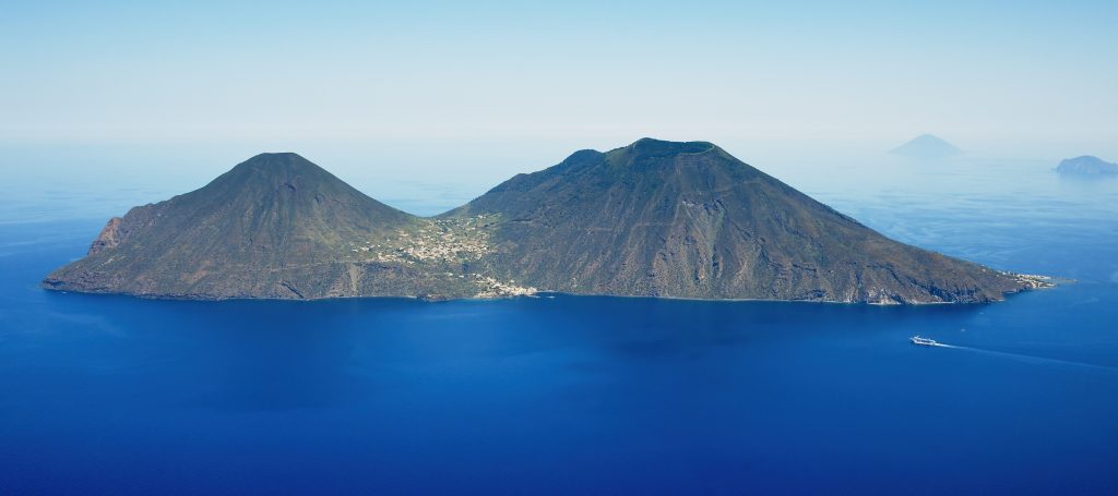 Vista aerea dell'isola di Salina nelle Eolie