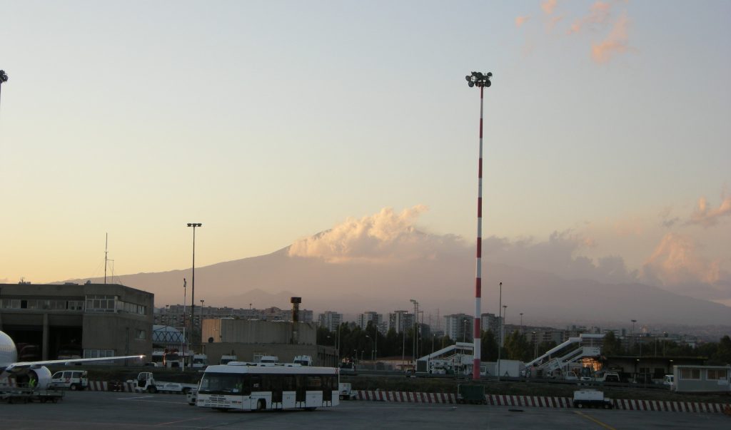Aeroporto di Catania con l'Etna sullo sfondo