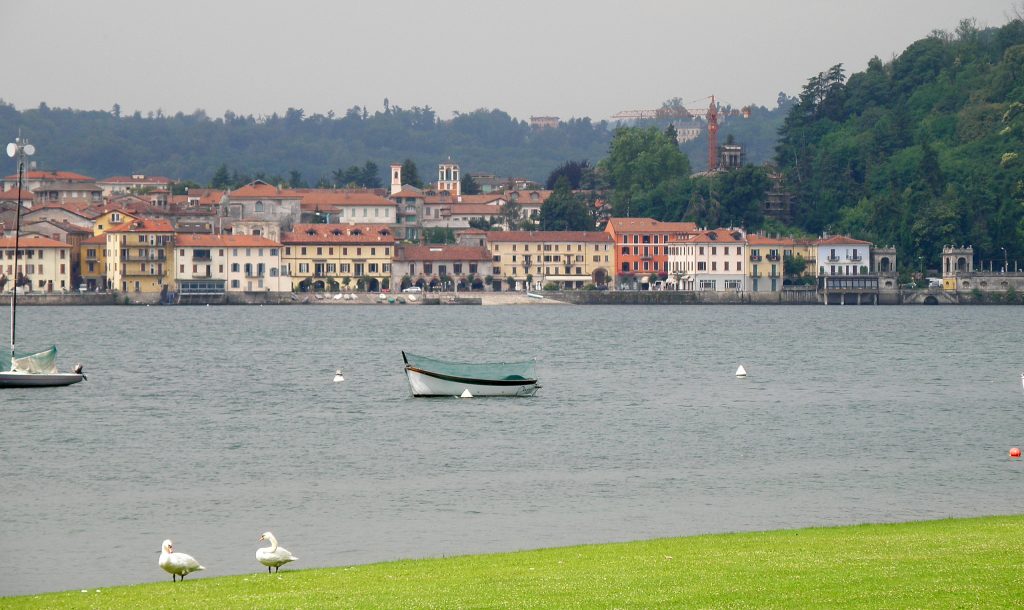 Arona vista dal Lago Maggiore