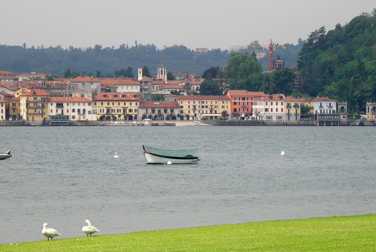 Arona vista dal Lago Maggiore
