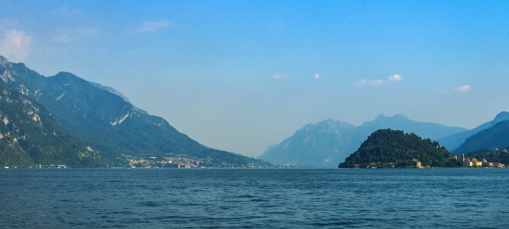 Bellagio e Lago di Como visti dal traghetto Menaggio Varenna