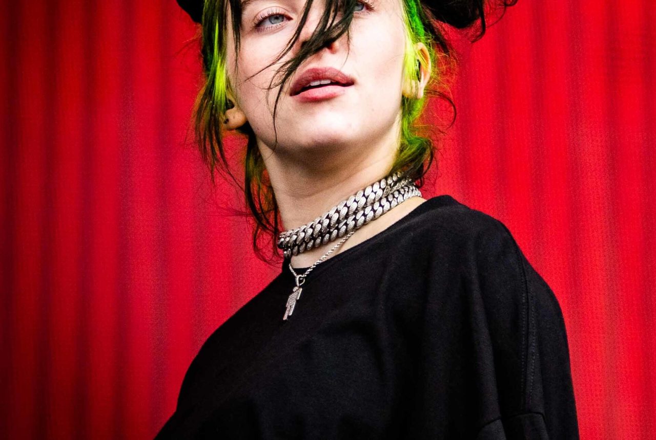 Billie Eilish sul palco durante un festival