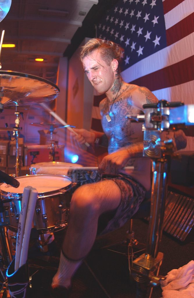 Travis Barker si esibisce alla batteria nel 2003