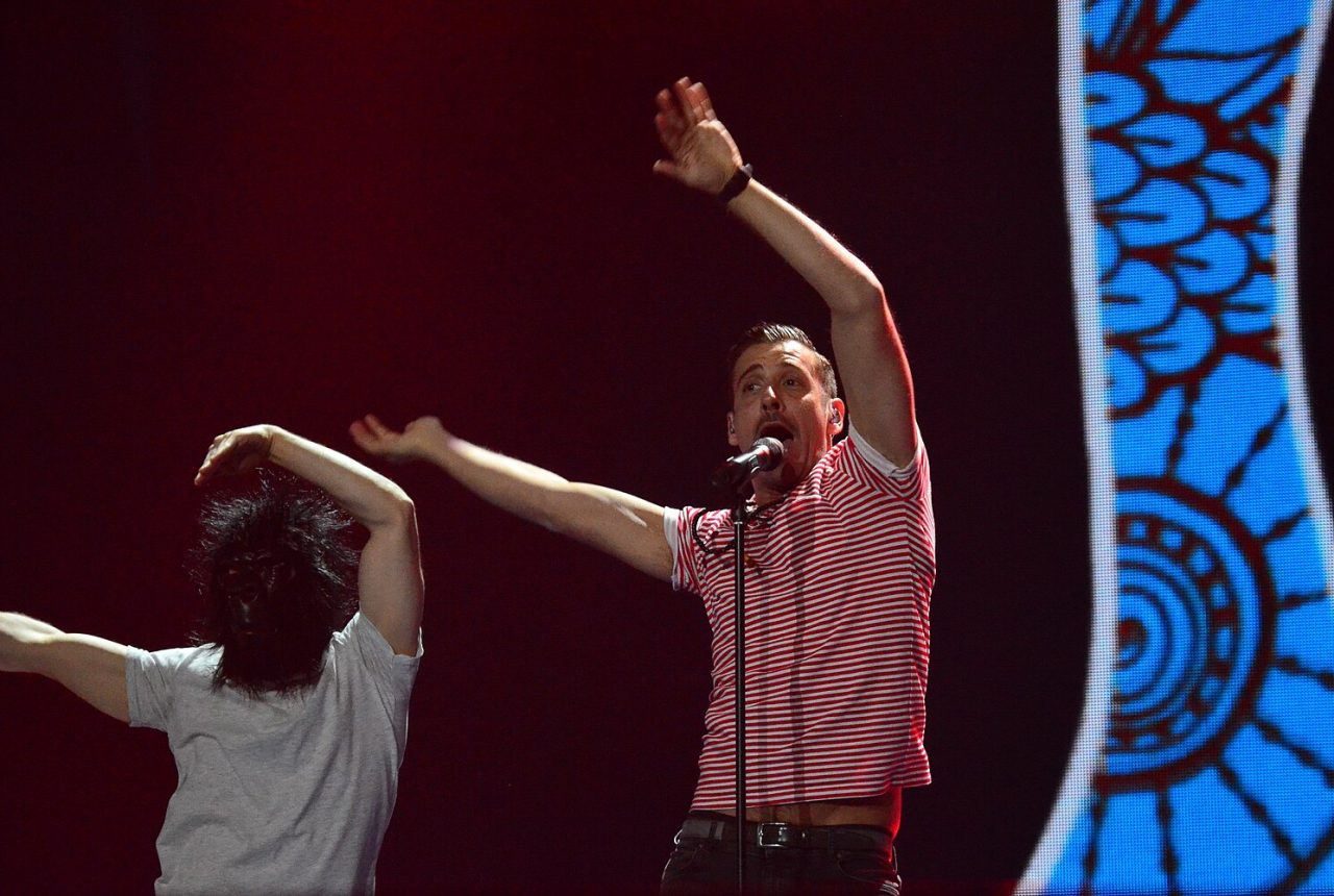Francesco Gabbani sul palco durante una esibizione