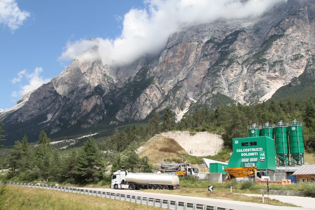 Strada SS51 di Alemagna tra le Dolomiti presso Dogana Vecchia