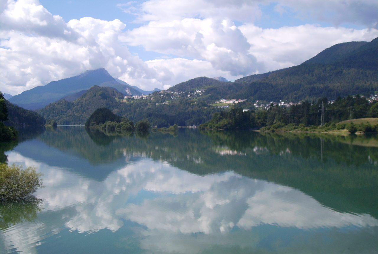 Lago di Centro Cadore con montagne e paesi sullo sfondo
