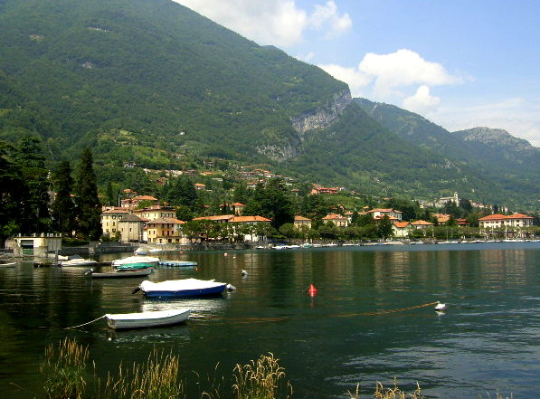 Lenno vista dal Lago di Como in Tremezzina
