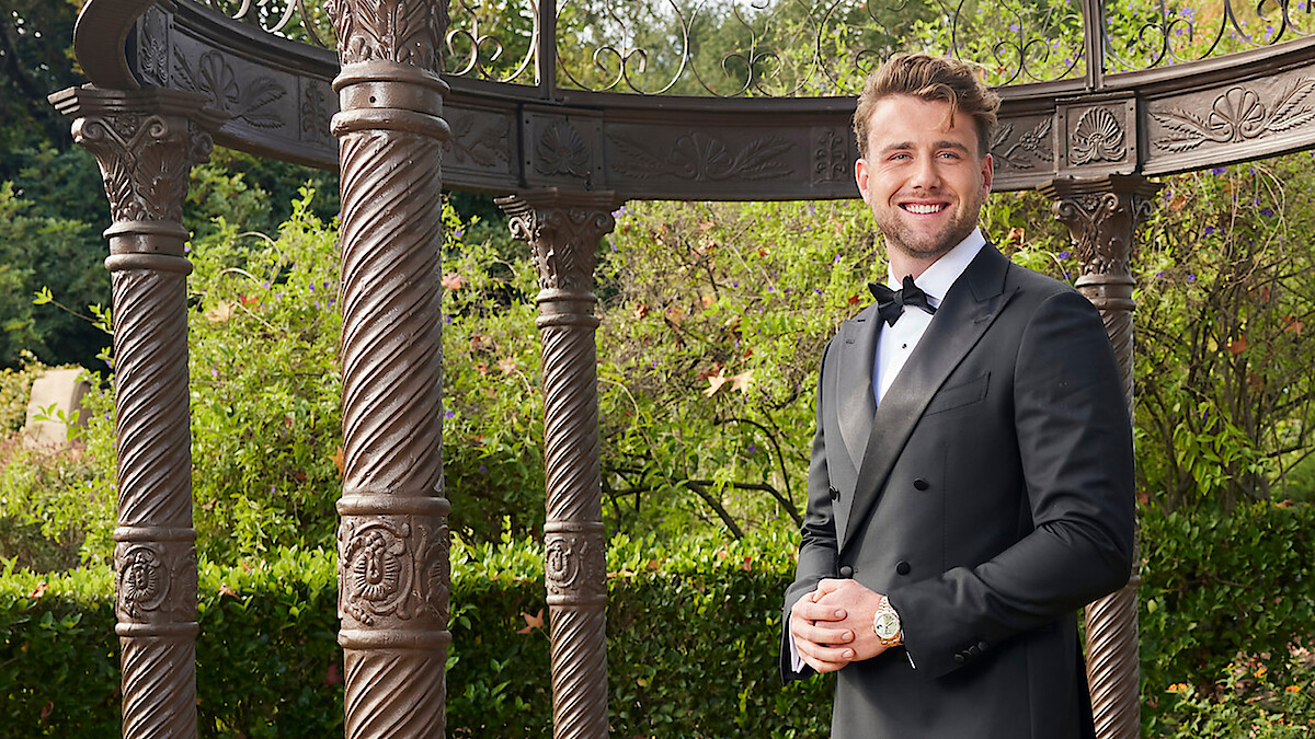 Harry Jowsey in abito elegante in Let's Marry Harry su Netflix
