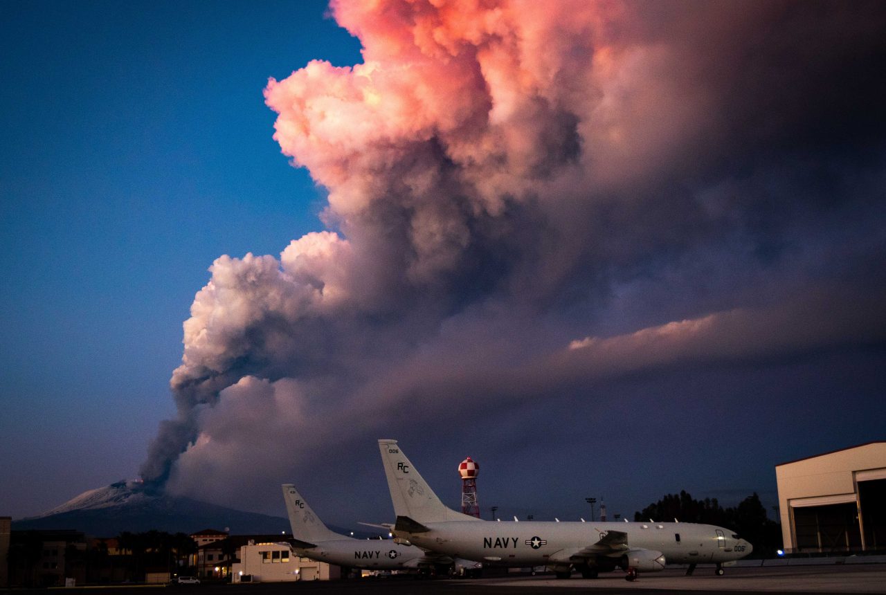 Etna in attività con nube visibile in Sicilia