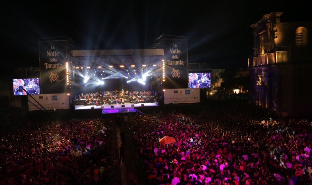 Pubblico e palco della Notte della Taranta in una precedente edizione