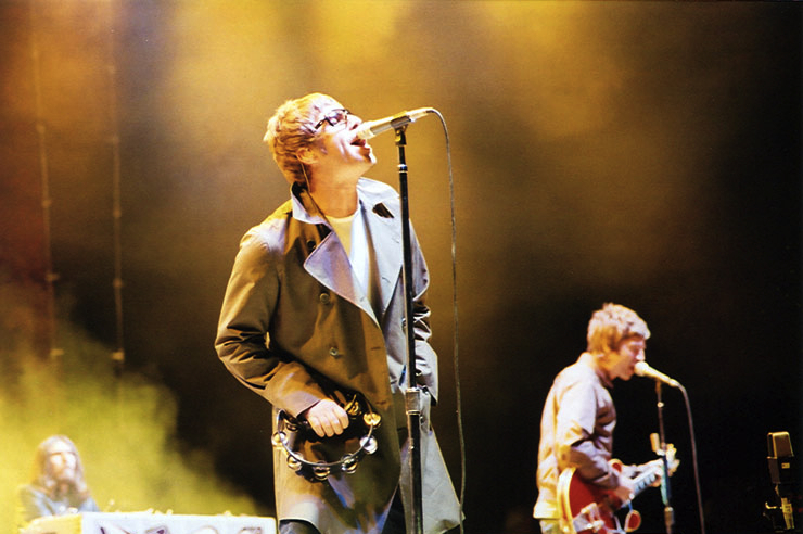Liam e Noel Gallagher degli Oasis sul palco nel 2005