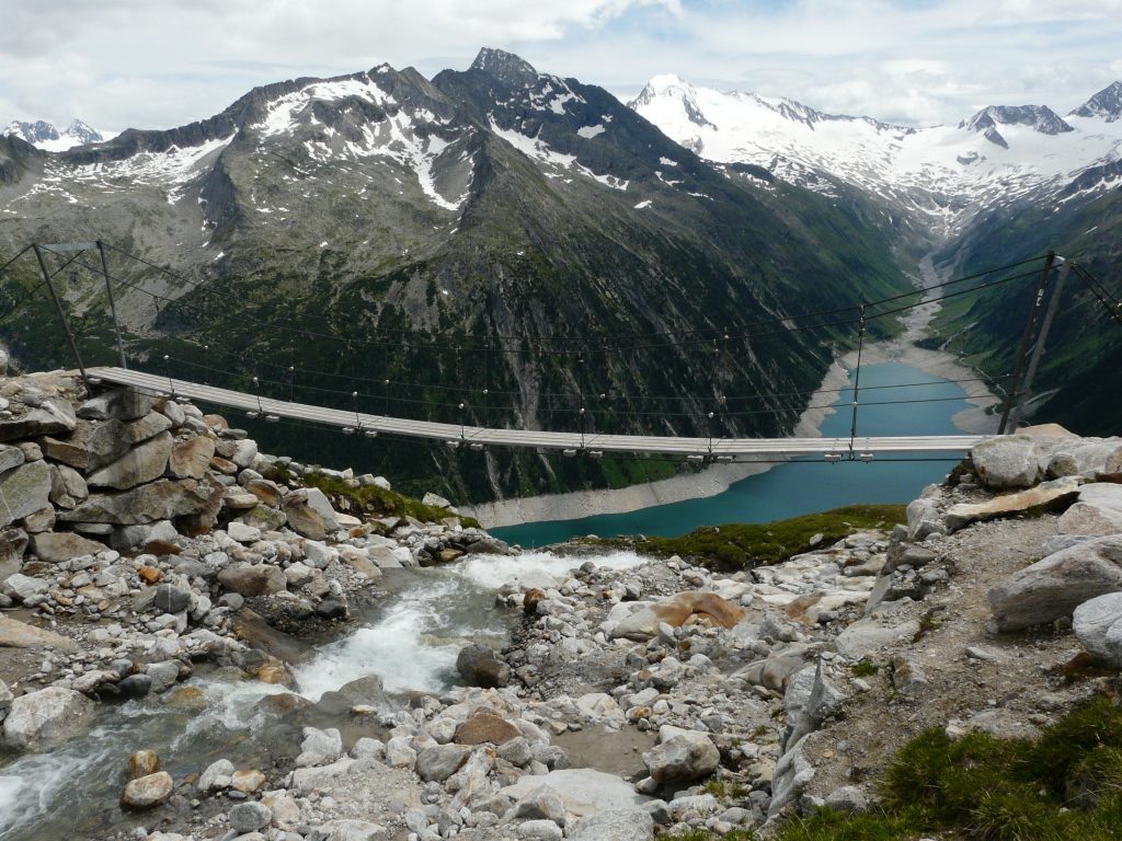 Ponte sospeso della Olpererhuette sopra lo Schlegeisspeicher