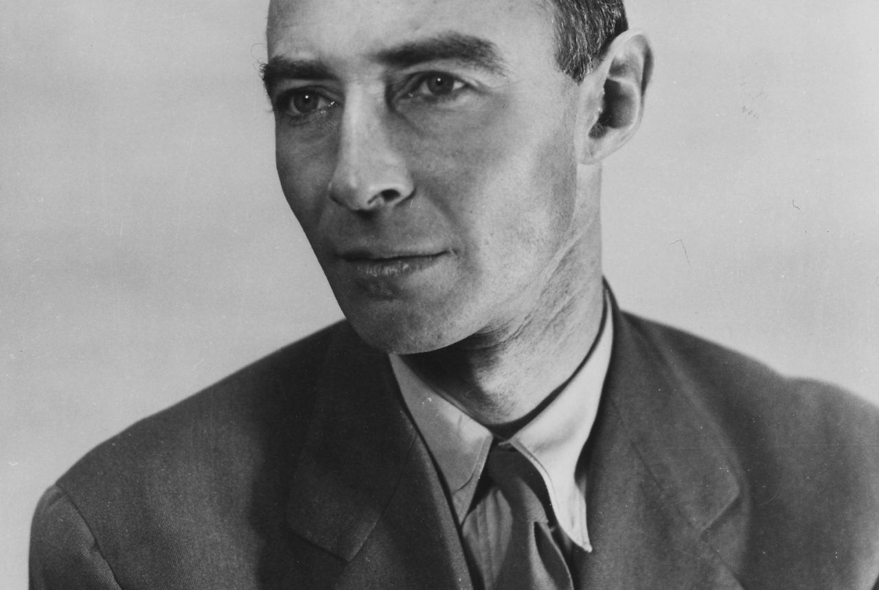 J Robert Oppenheimer in un ritratto storico del 1944