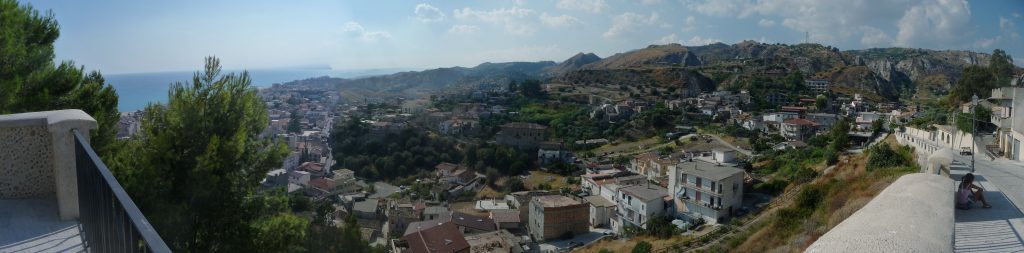 Panorama di Roccella Jonica con costa e abitato
