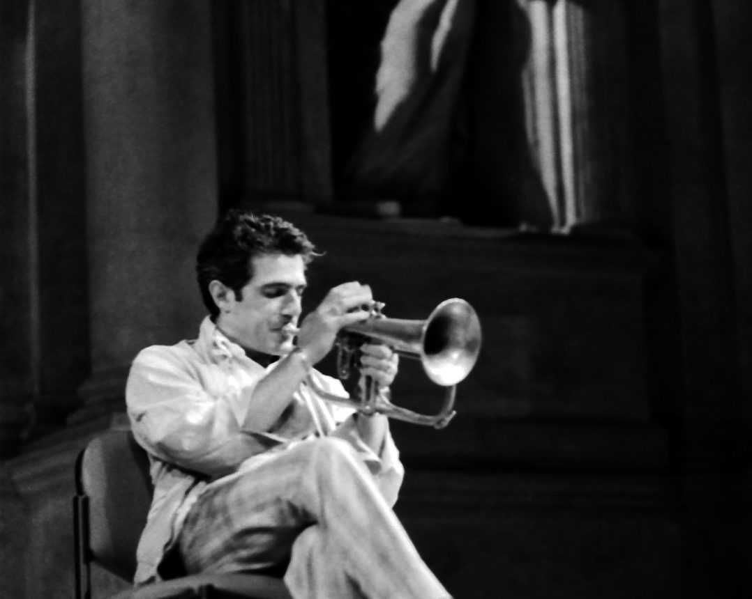 Paolo Fresu suona la tromba durante un concerto jazz