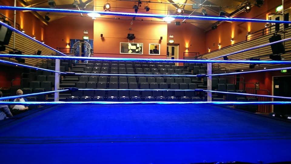 Ring di wrestling allestito in una sala per spettacoli