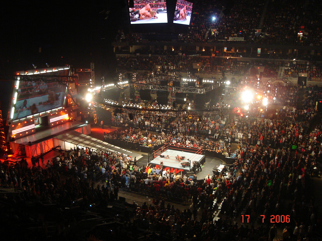 Palco e ring di WWE Raw durante uno show dal vivo