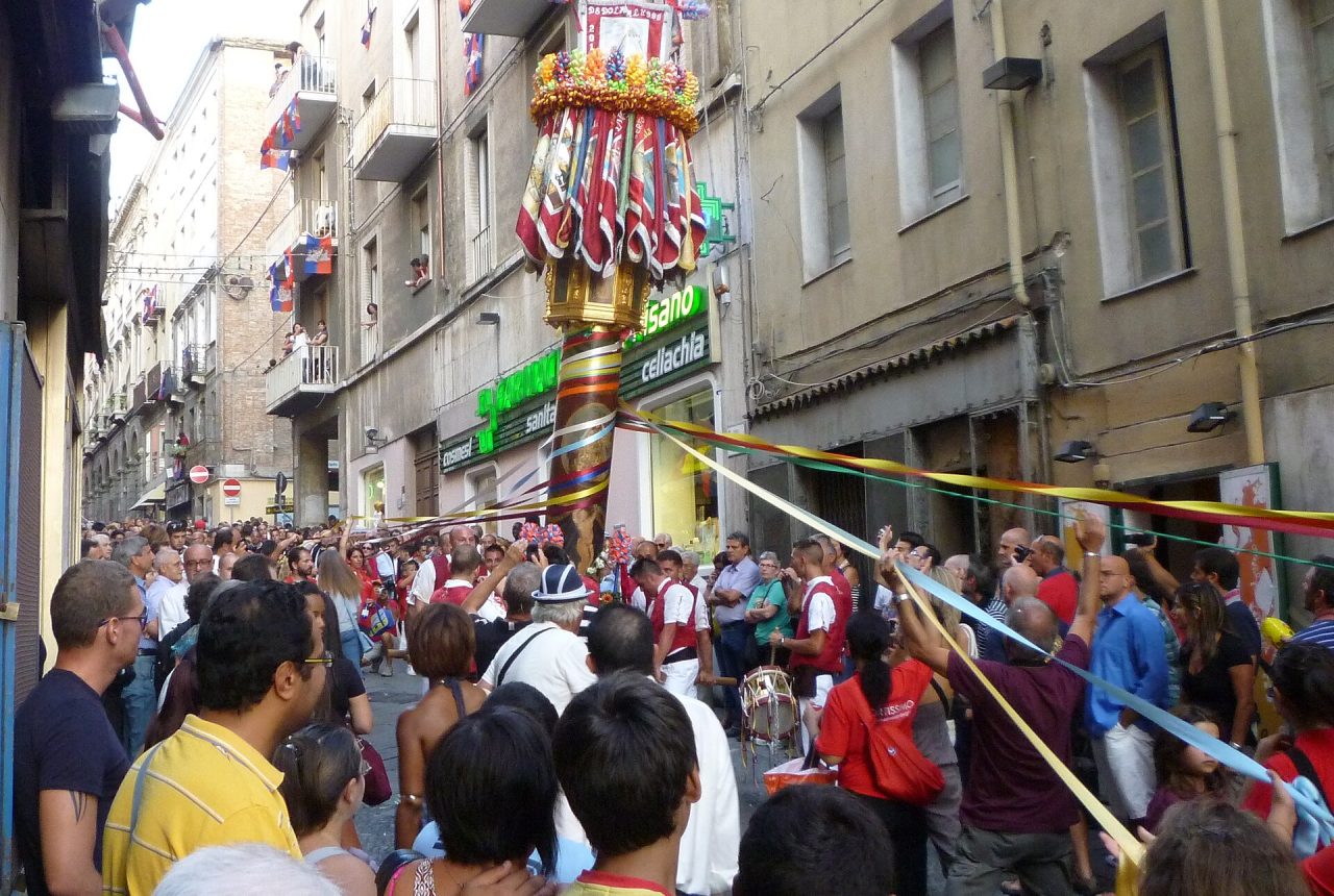 Discesa dei Candelieri di Sassari con i portatori nel centro storico