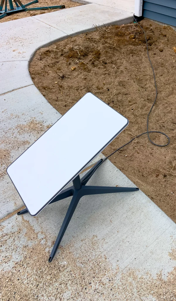 Antenna Starlink vicino a una casa