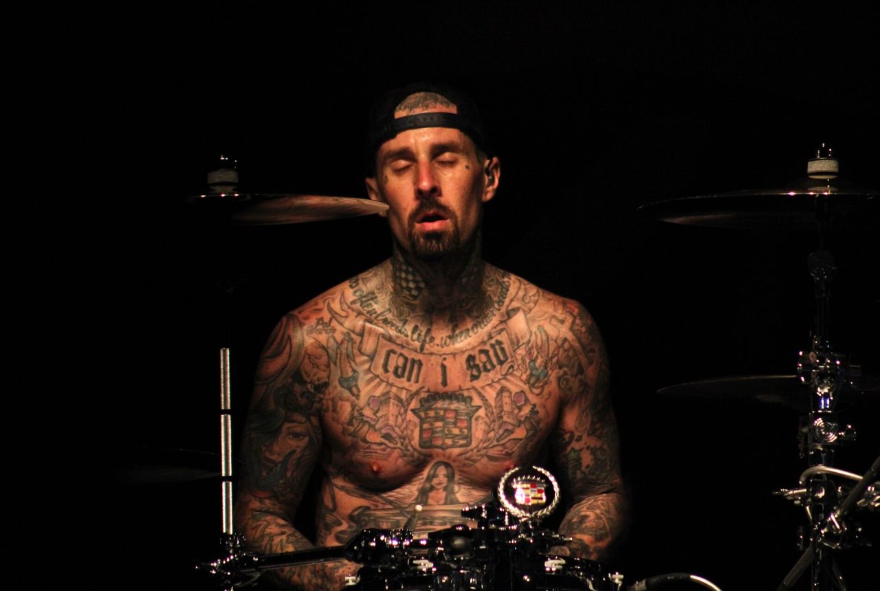 Travis Barker alla batteria durante un concerto dei Blink-182