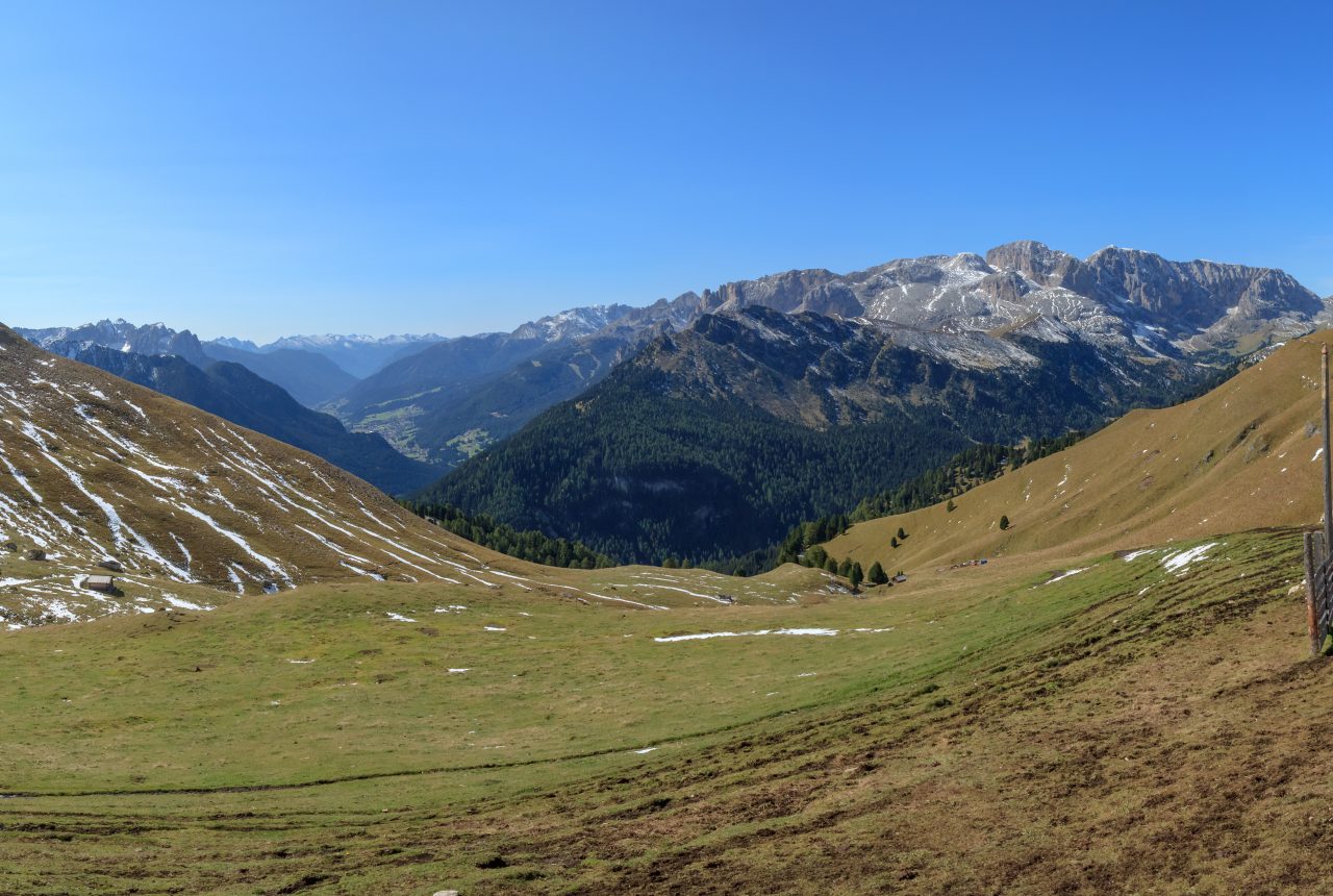 Vista sulla Val di Fassa e Val Duron nelle Dolomiti