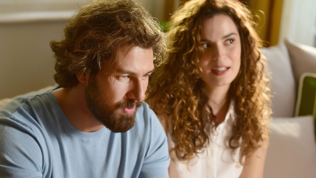 Scena della serie turca My Sweet Lie su Mediaset Infinity
