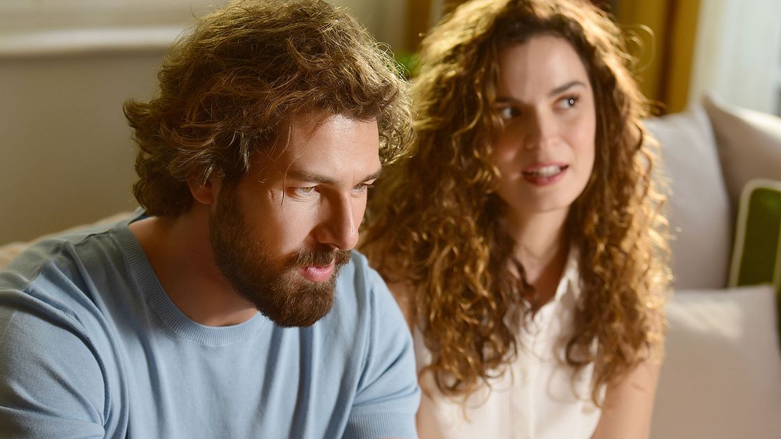 Furkan Palali e Asli Bekiroglu in una scena di My Sweet Lie