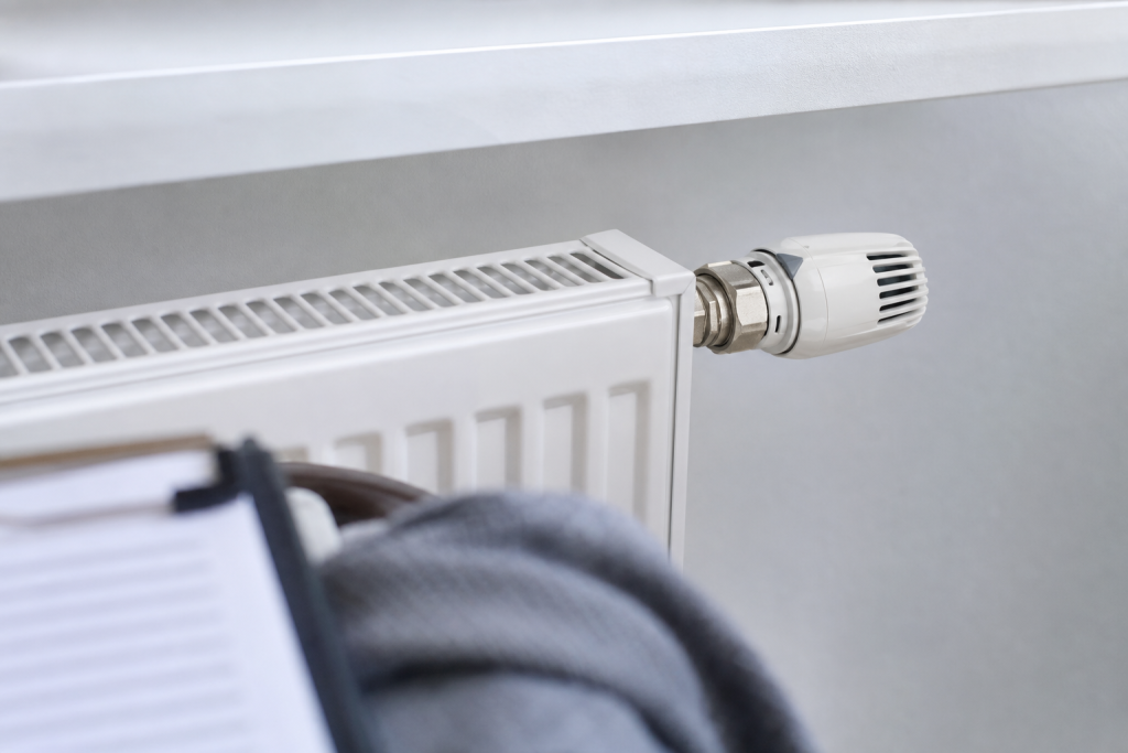 Radiatore generico con valvola termostatica e checklist sfocata
