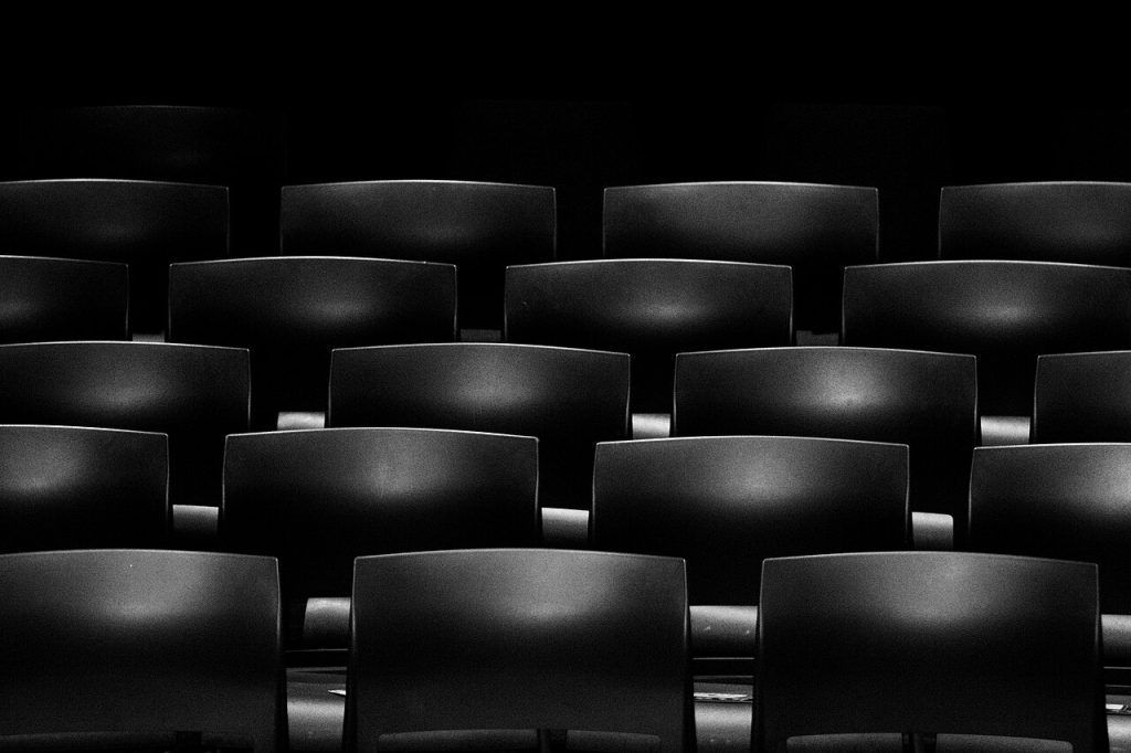 Posti vuoti in una sala cinematografica