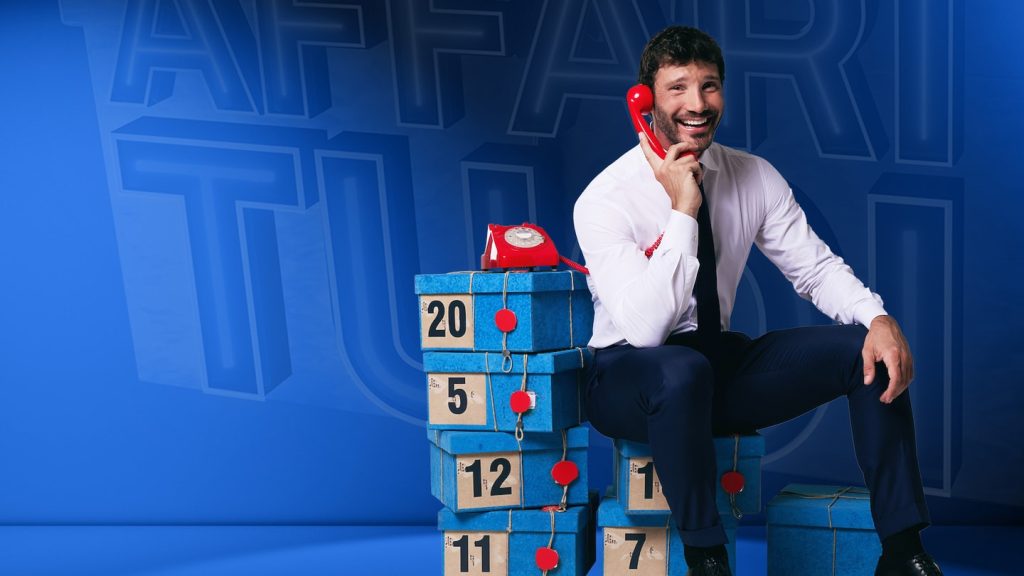 Stefano De Martino nel visual ufficiale di Affari Tuoi su RaiPlay